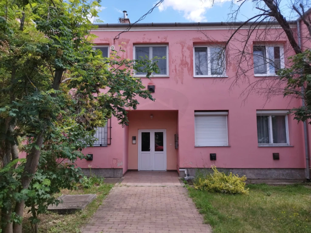 Eladó téglalakás, Aszód