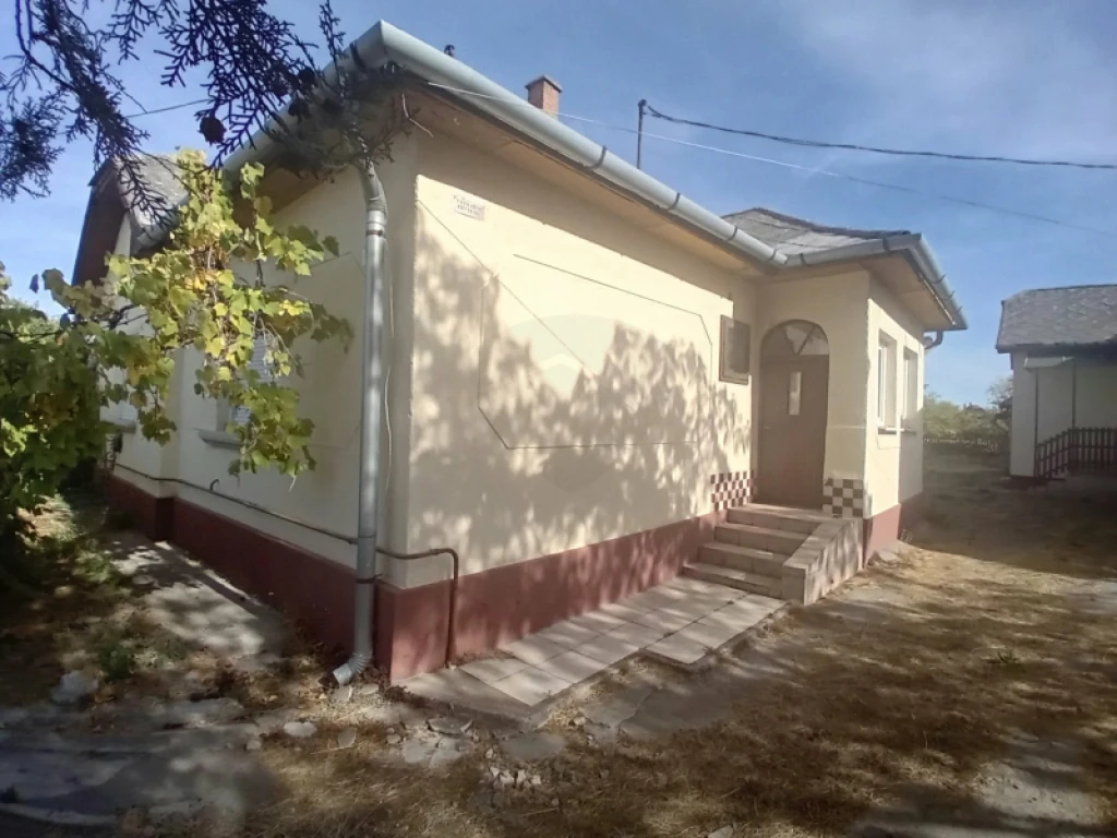 Eladó családi ház, Besenyőtelek