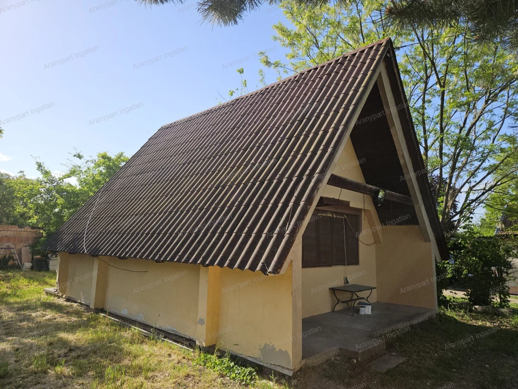 Győrhöz 15 km-re, Gönyű csendes utcájában, belterületi hétvégi ház eladó!