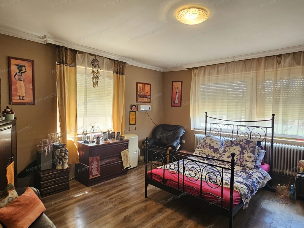 Győrhöz 23 km-re, Tét csendes utcájában 2 hálószoba + nappalis családi ház eladó!