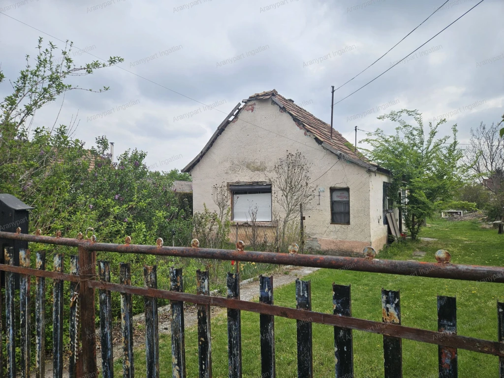 Győrhöz 15 km-re Gönyű csendes utcájában, belterületi építési telek eladó!