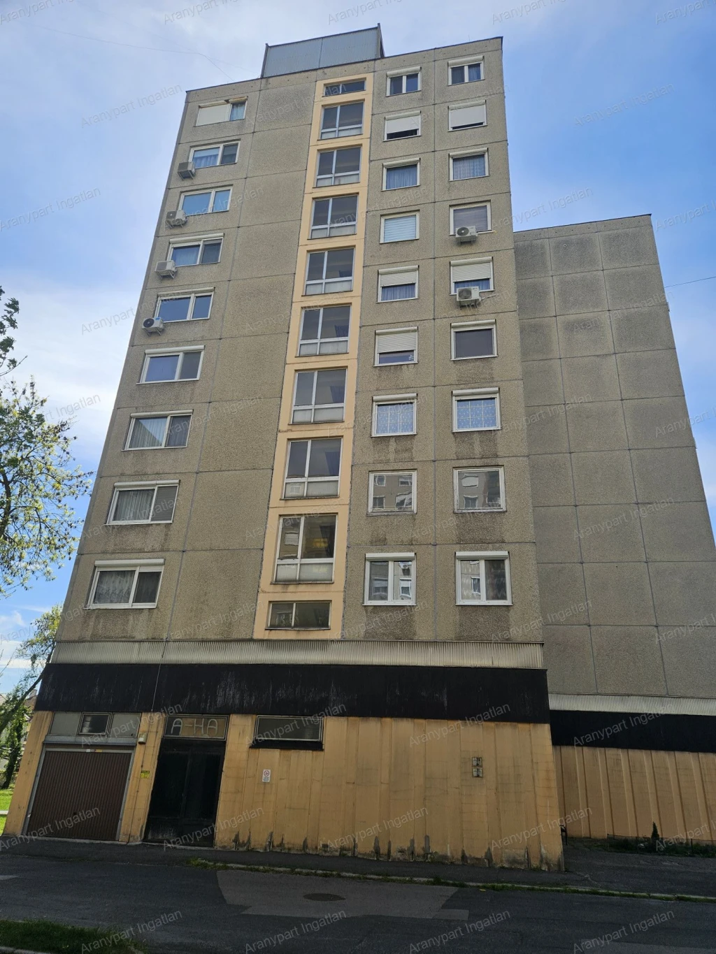 Győr, Nádorvárosban, 62 m2-es, 4. emeleti, 3 szobás lakás eladó!