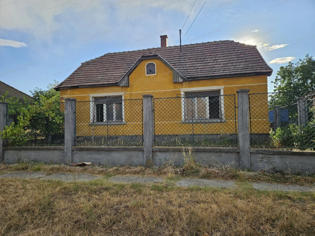 Győrhöz 15 km-re, Gönyűn 38 cm-es, teljes tégla falazatú családi ház eladó!