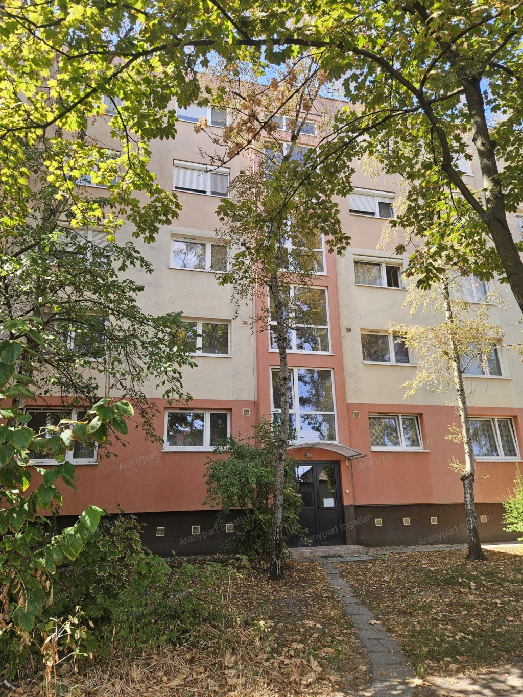 Győr, Nádorváros kellemes környékén, panelprogramos, 65 m2-es, 3 szobás, földszinti, erkélyes lakás eladó!