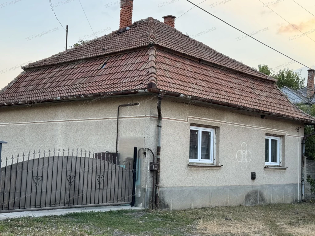 For sale brick flat, Jászfényszaru