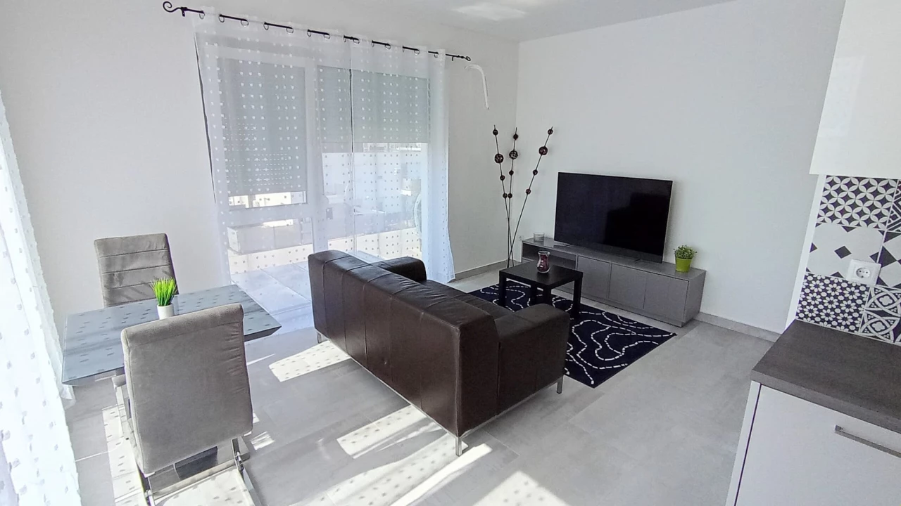 For sale brick flat, Levél