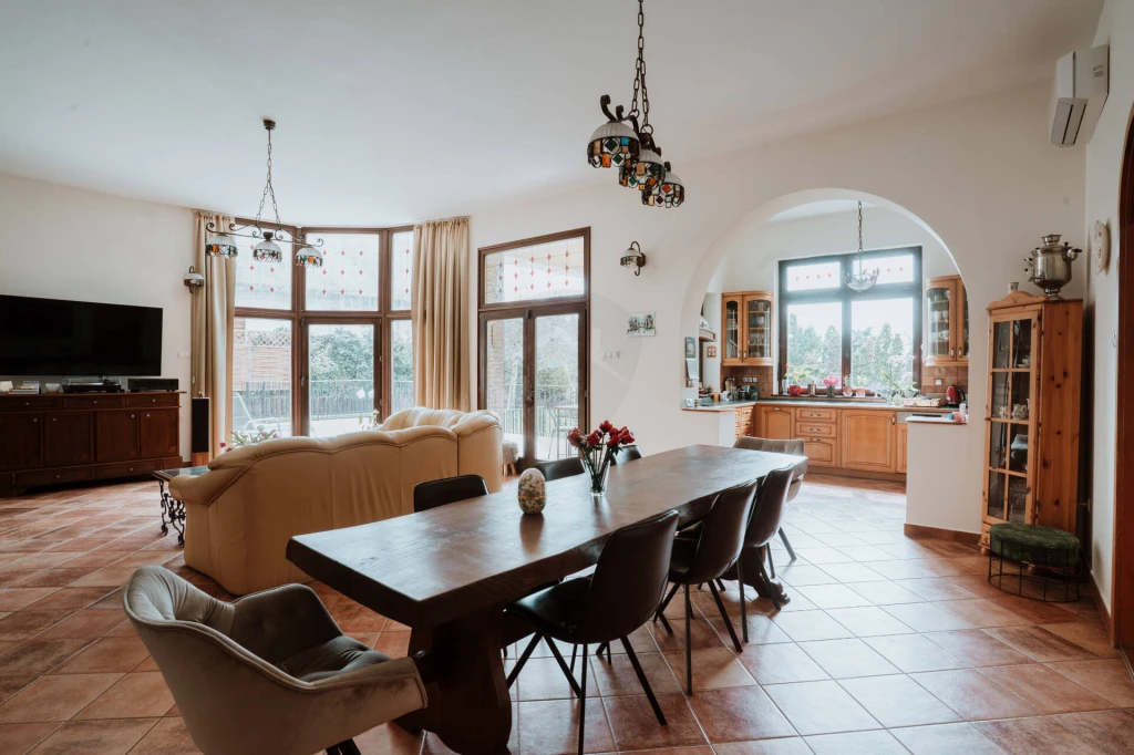 Toszkán életérzés Gödöllőn! Impozáns 393 m2-es luxusvilla napelemmel, konditeremmel, borospincével!
