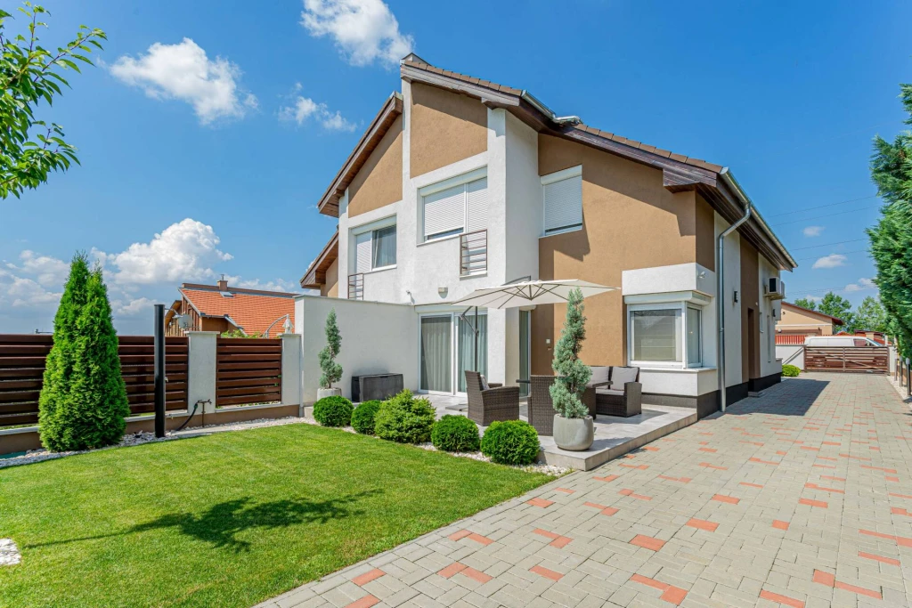 Prémium ikerház panorámával Mogyoród egyik legkedveltebb részén – 182 m², 5 szoba + 2 nappali, teljes berendezéssel