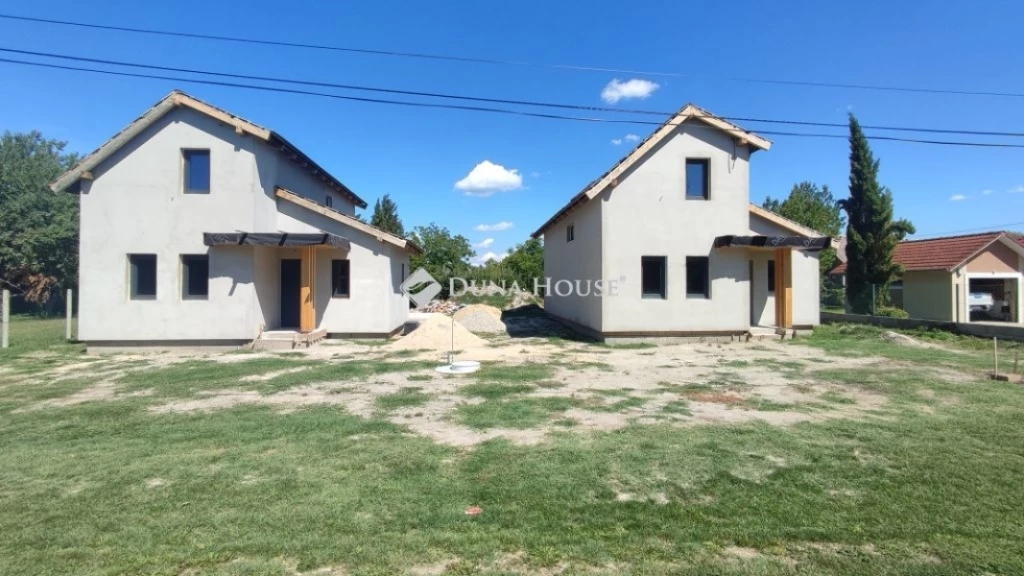 Újépítésű nyaraló kulcsrakészen eladó