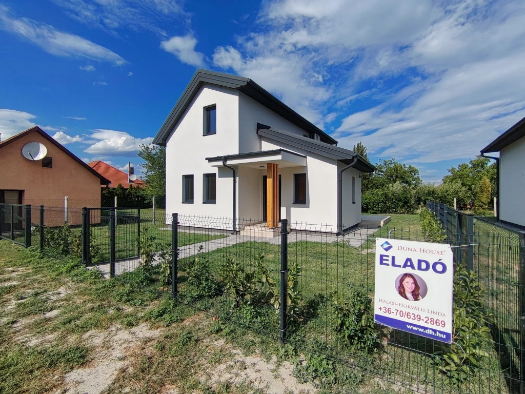 Balatonmáriafürdő Hullám utcai strand közelében eladó nyaraló
