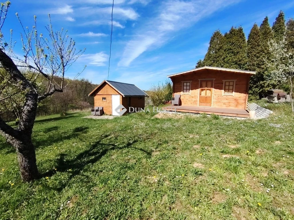 Lenti-hegyen eladó lankás gyümölcsös faházakkal