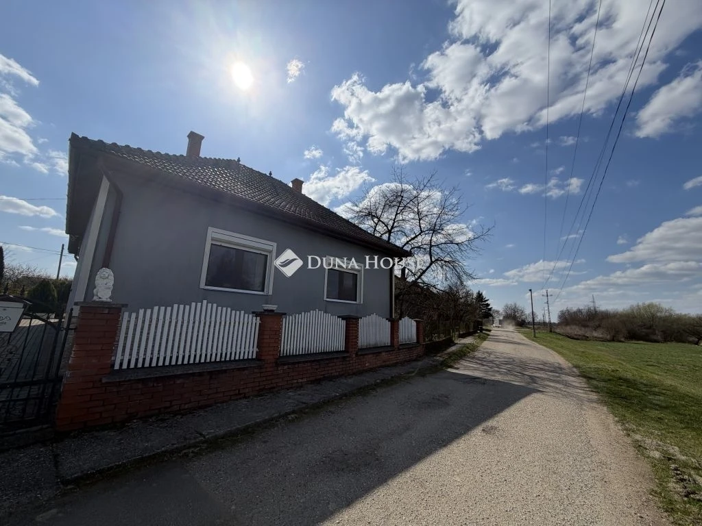 Eladó ház, Csesztreg