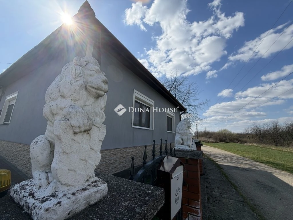 Eladó ház, Csesztreg
