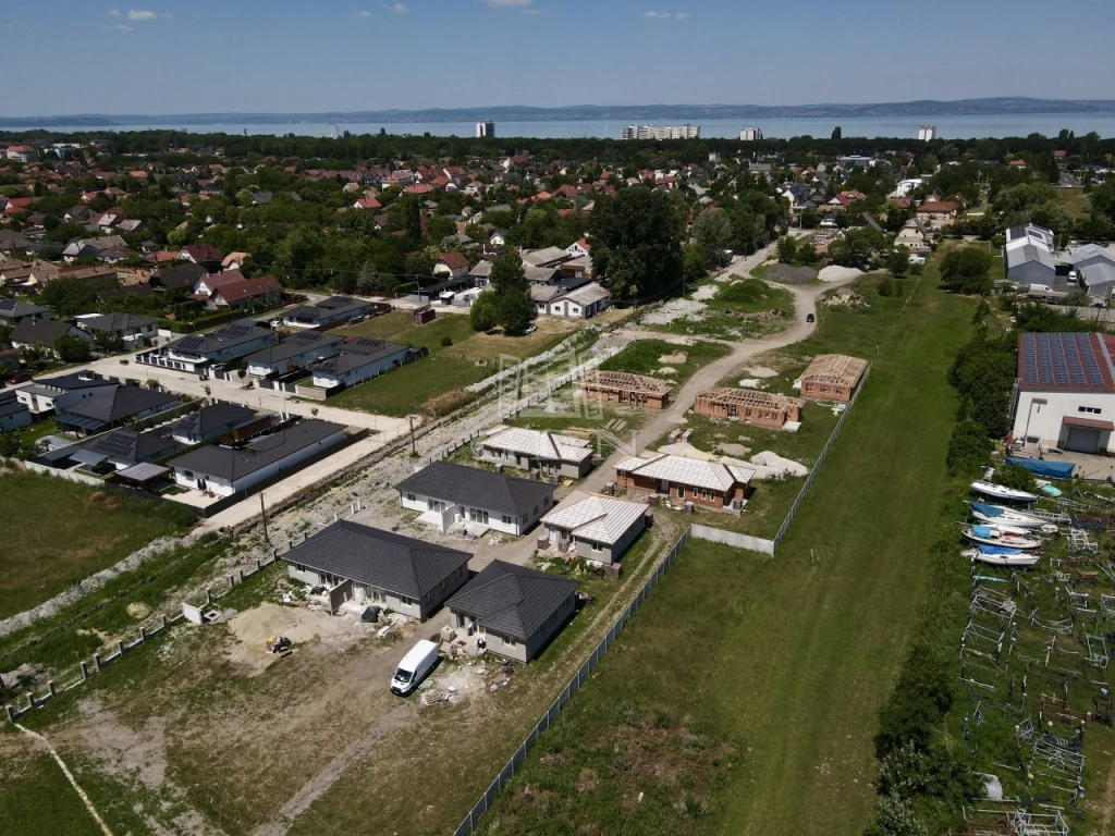 c3-1-name c2-1-name, Siófok, Bajcsy-Zsilinszky út