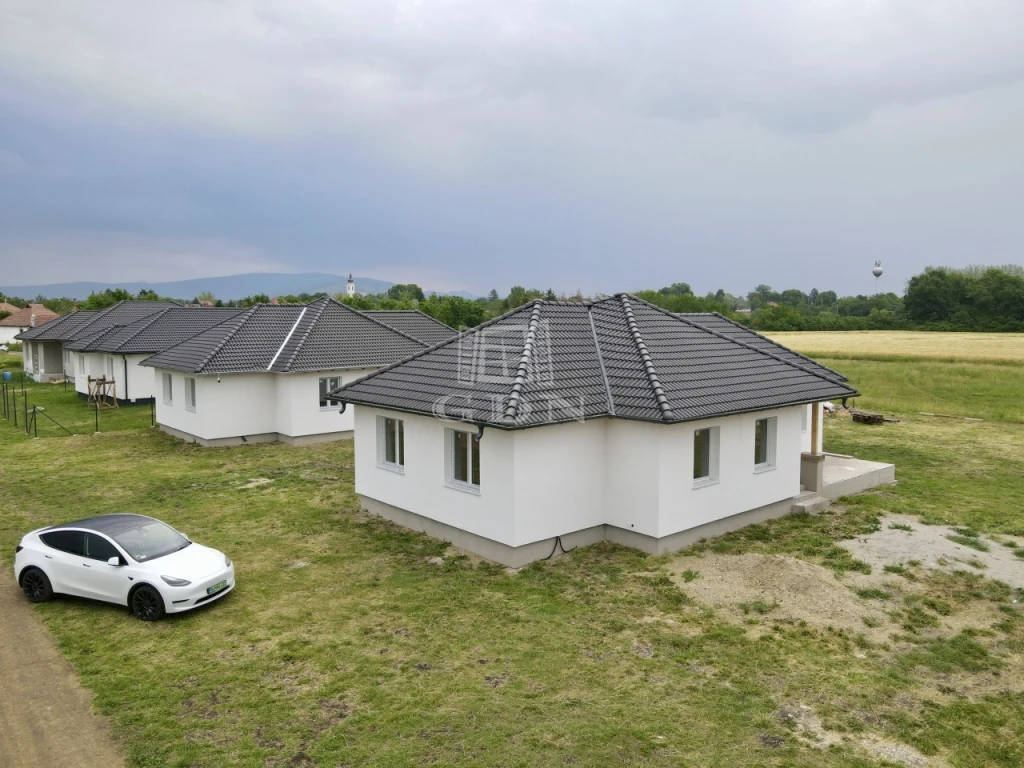 c3-1-name c2-1-name, Gyöngyöshalász, Toldi utca