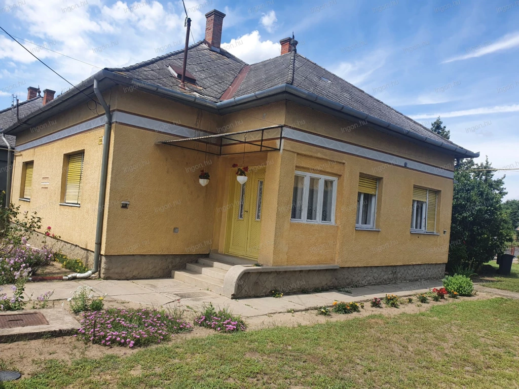 Eladó egy 100 nm-es családi ház Tiszaföldvár településen,  900 nm-es telekkel