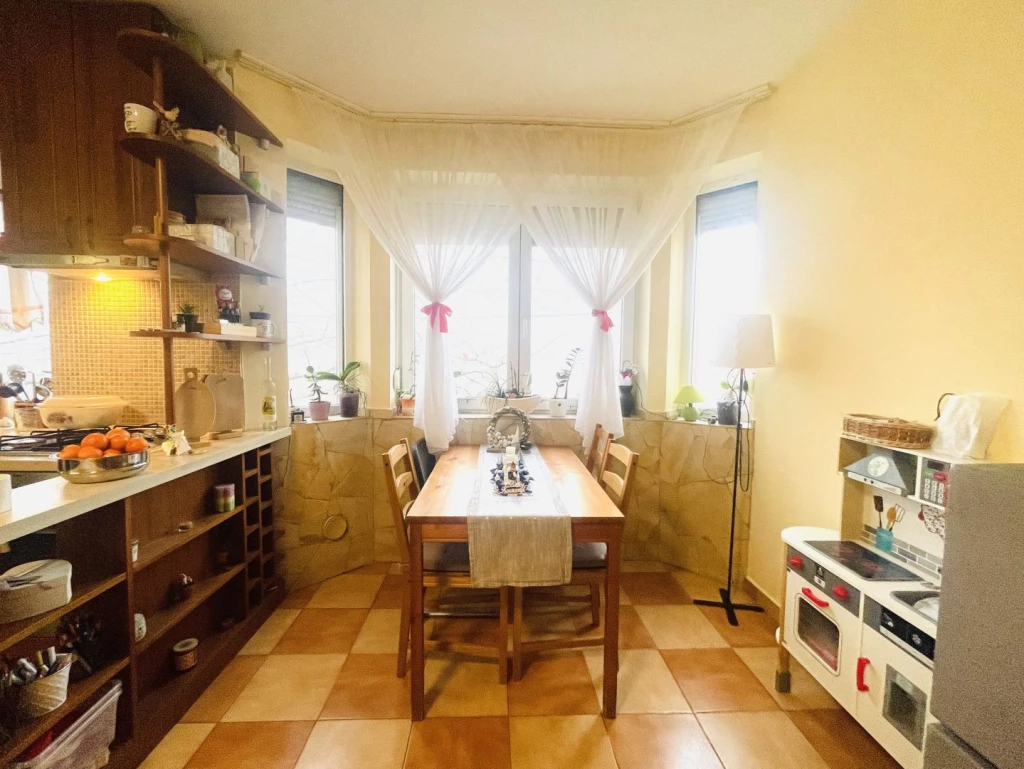 Eladó 74 m2 tégla lakás, Győr