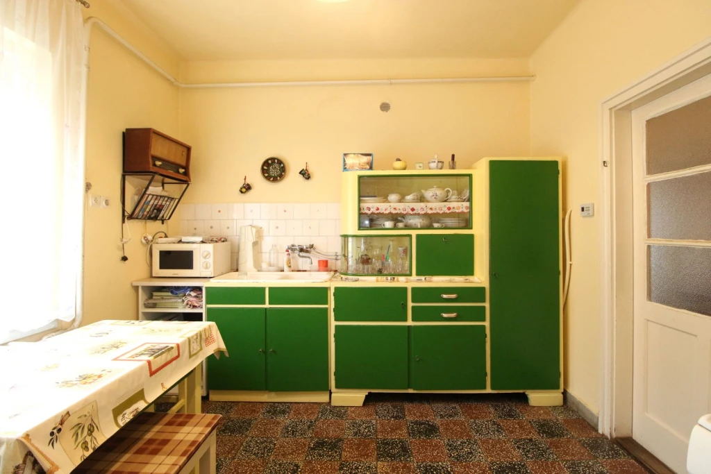 Kétszobás, AZONNAL KÖLTÖZHETŐ, KERTES HÁZIKÓ, PANNONHALMA csendes utcájában