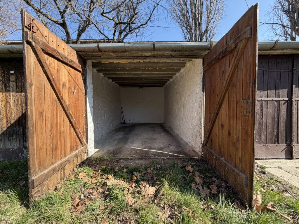 Eladó 13 m2 egyedi garázs, Győr