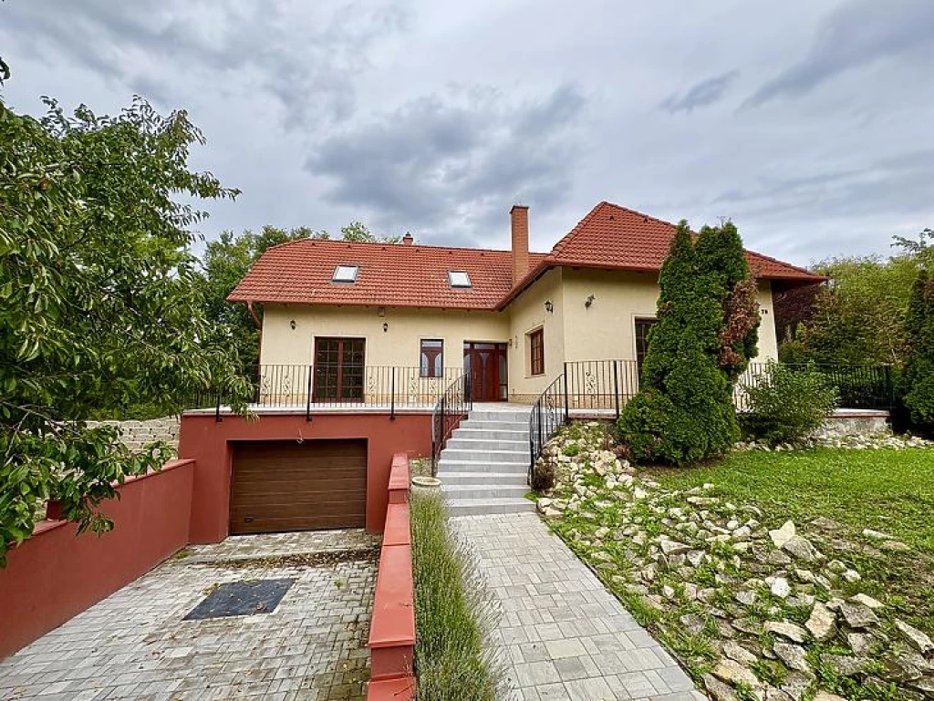 Eladó családi ház, Üröm