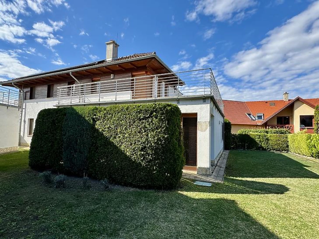 Eladó családi ház, Üröm