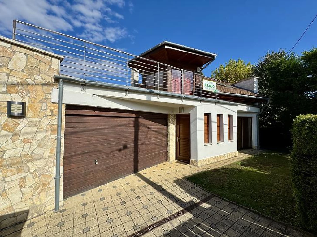 Eladó családi ház, Üröm