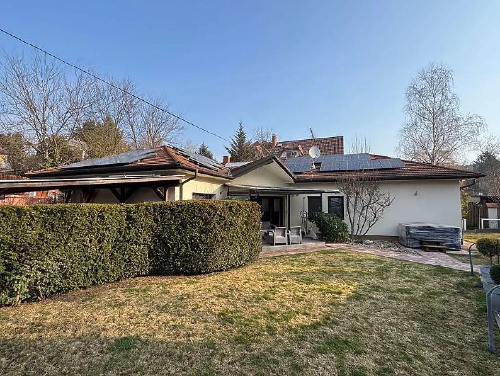 Eladó családi ház, Üröm