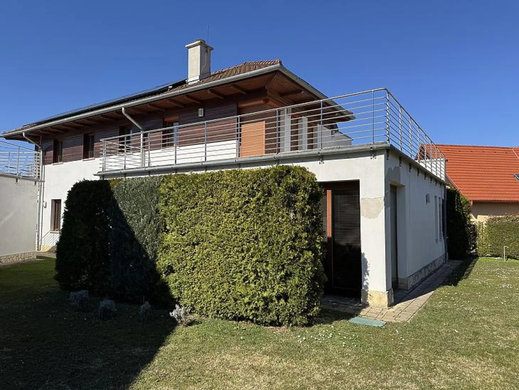 Eladó családi ház, Üröm