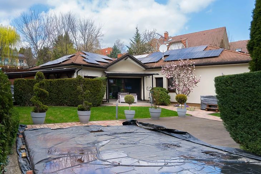 Eladó családi ház, Üröm