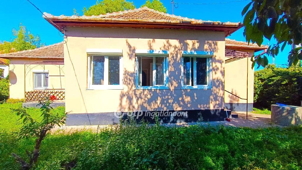 Eladó Ház, Átány