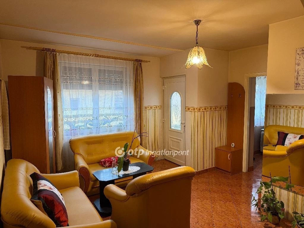 Eladó Ház, Besenyőtelek