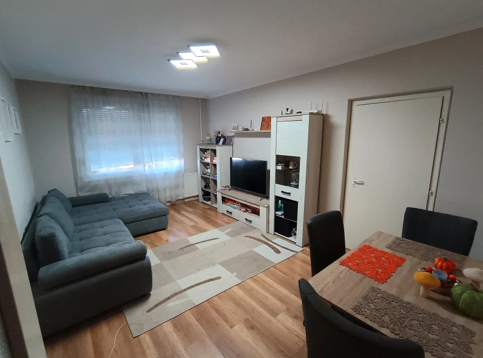 Eladó panellakás, Debrecen