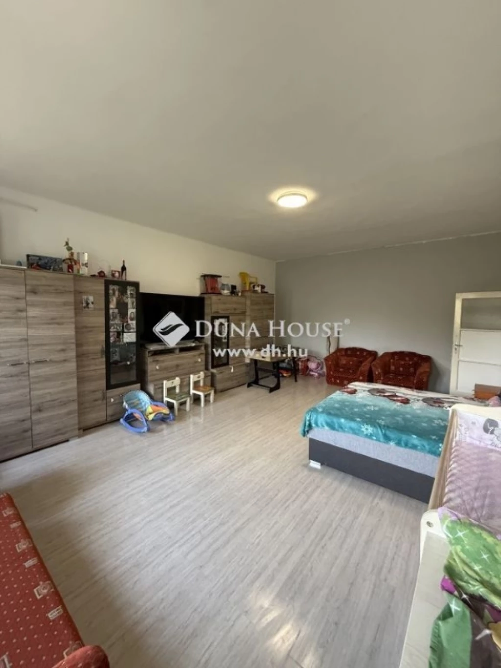 Eladó lakás, Pétfürdő