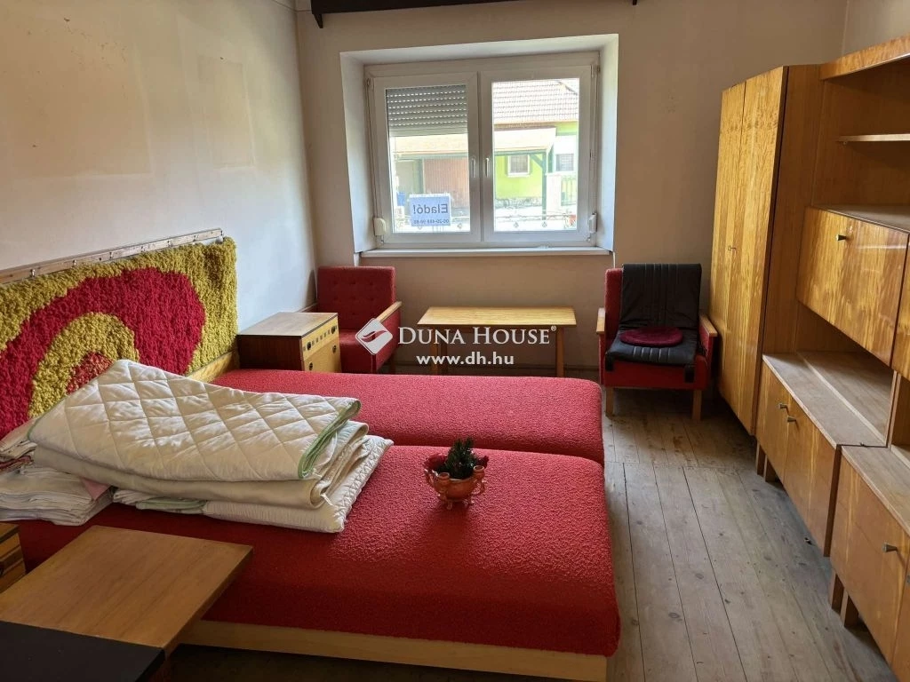 Eladó ház, Barbacs