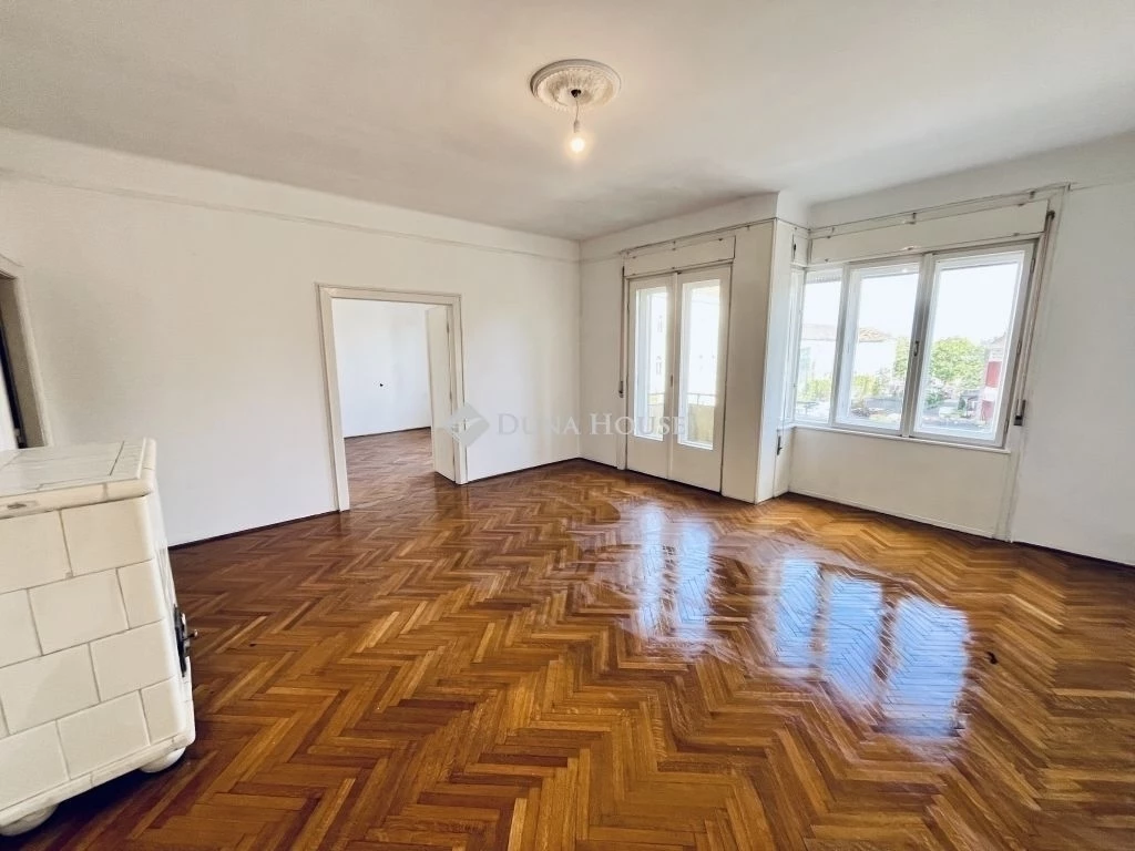 Eladó lakás, Győr