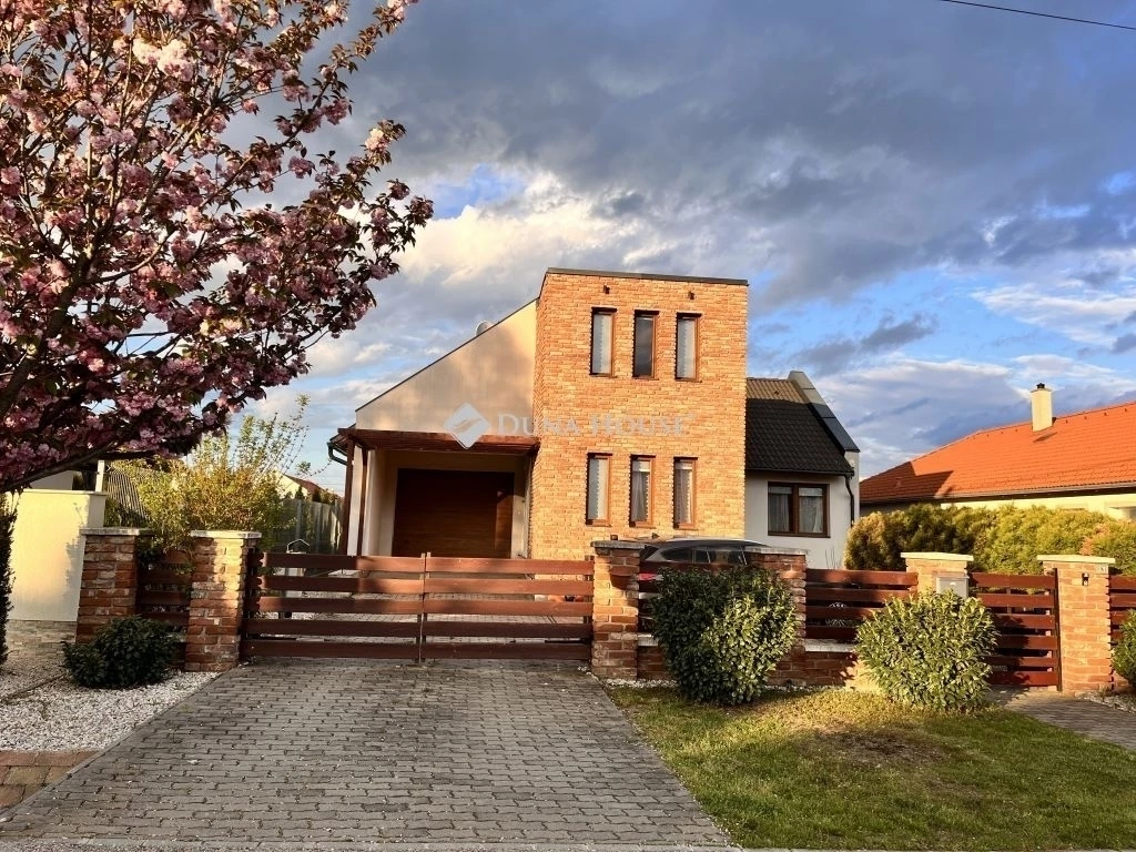 Eladó ház, Márkó