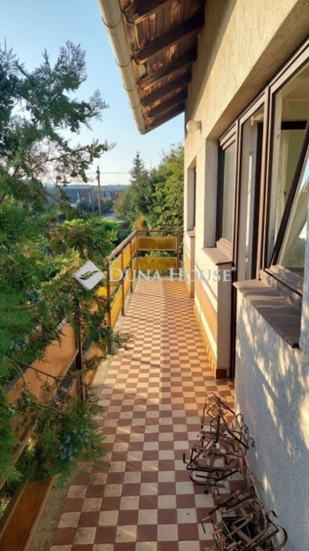 Eladó ház, Márkó