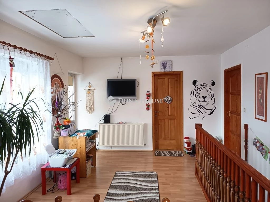 Eladó ház, Újkér