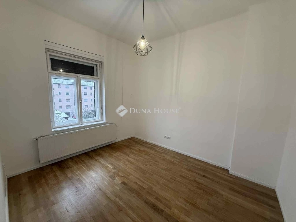 Eladó lakás, Győr