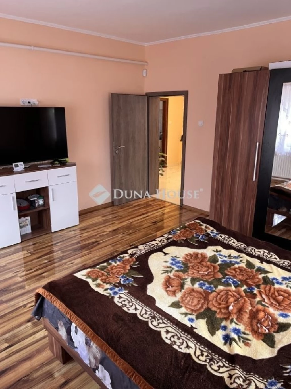 Eladó ház, Szerecseny