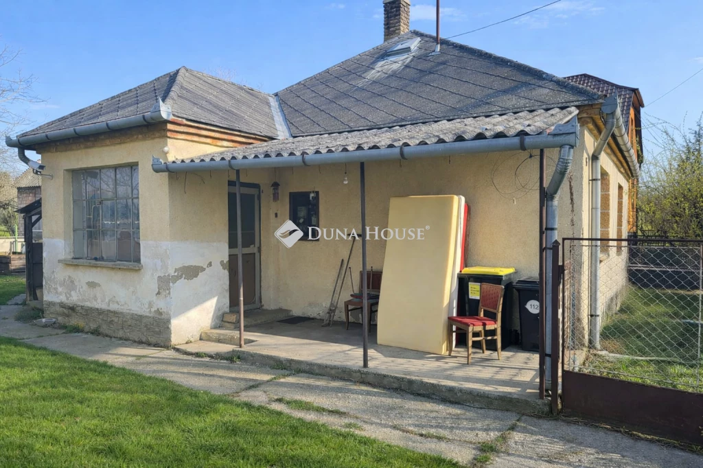 Eladó ház, Koroncó