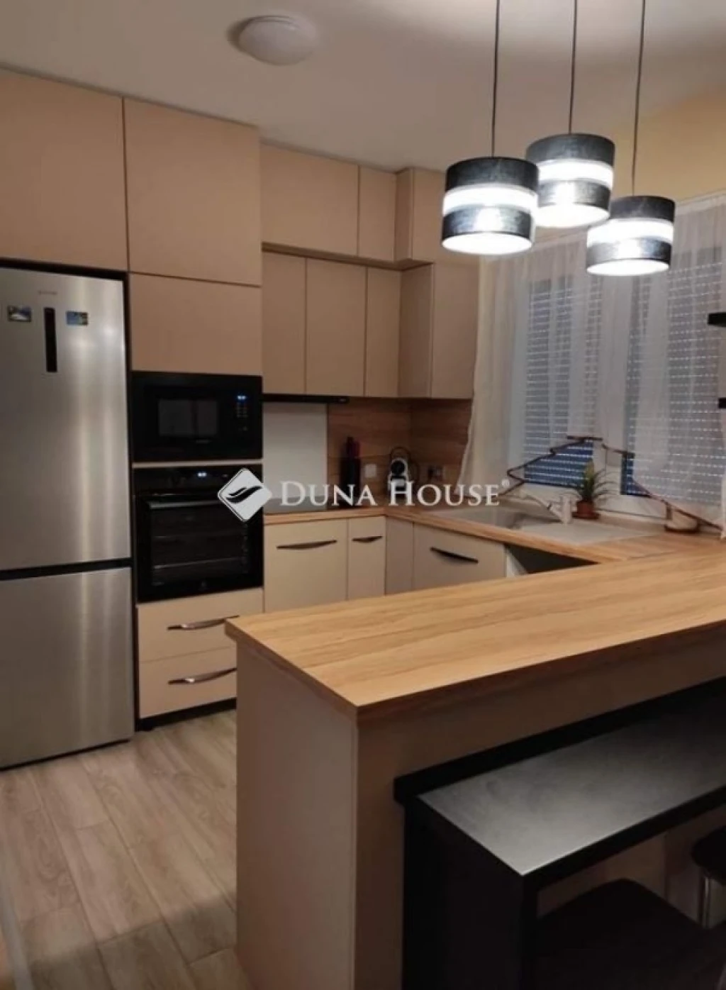 c3-1-name c2-1-name, Várpalota