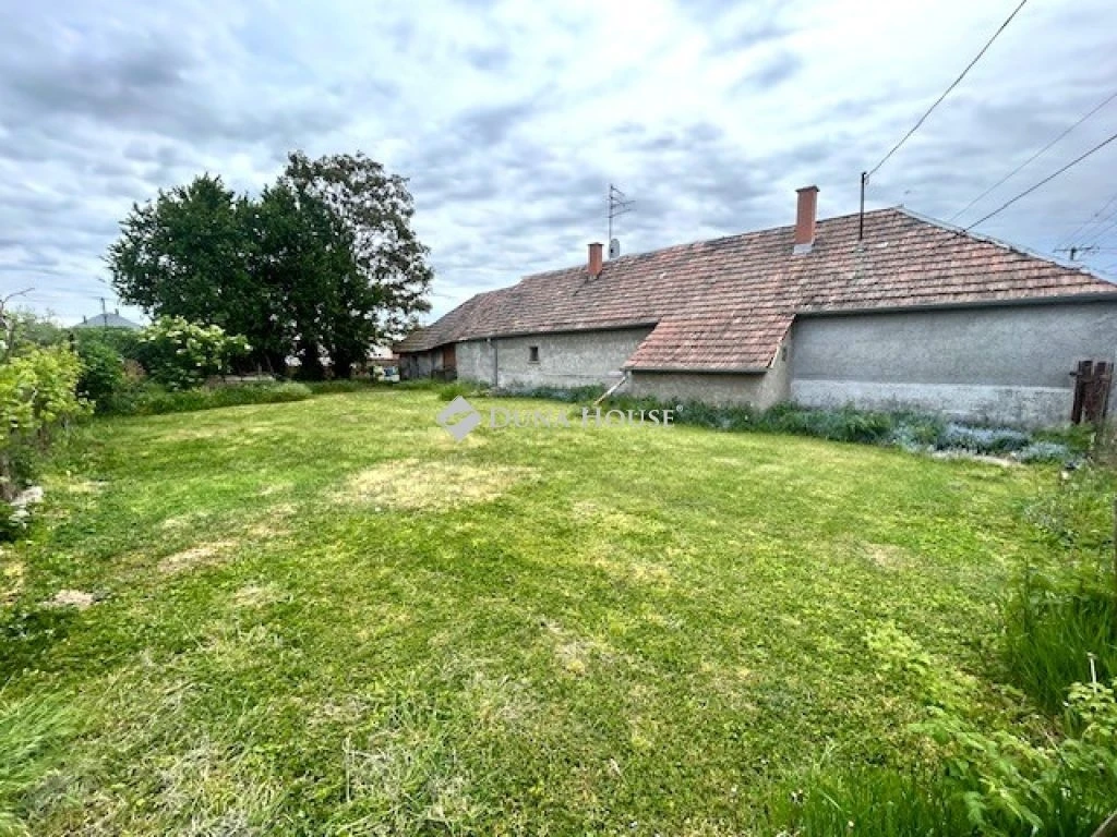 Eladó telek, Bezenye