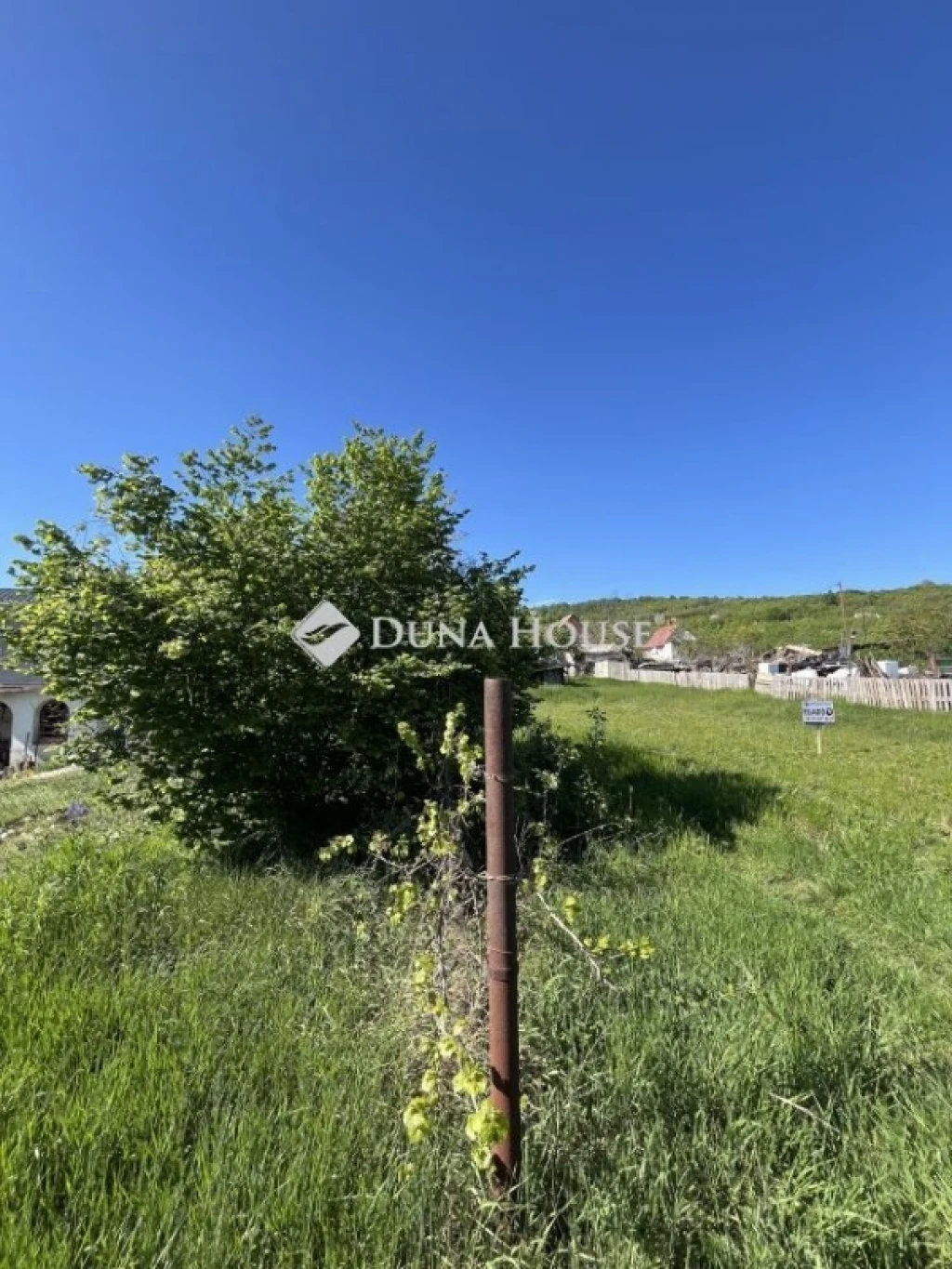 Eladó telek, Várpalota