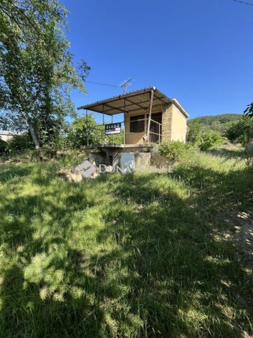 Eladó telek, Várpalota