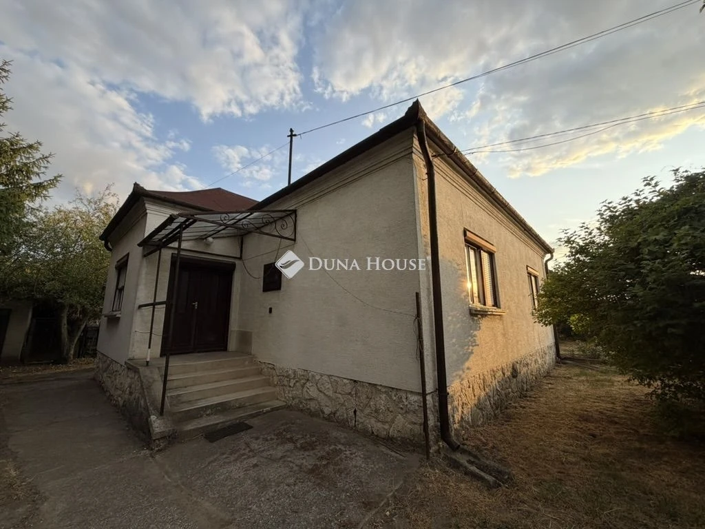 Eladó ház, Komárom