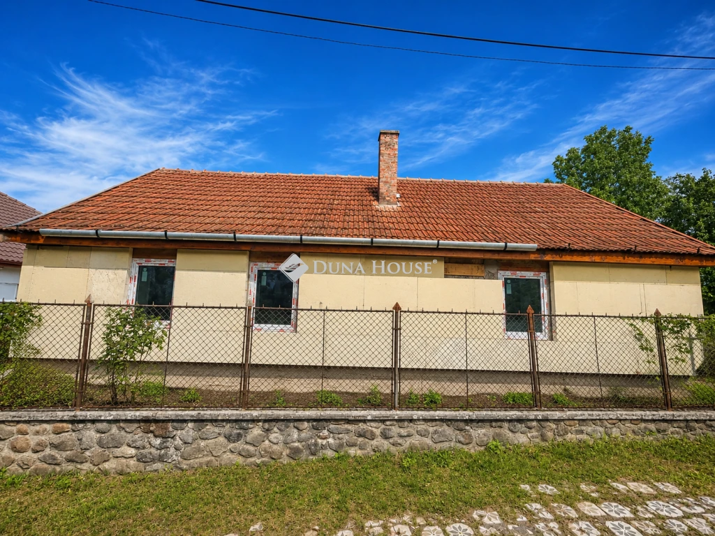 Eladó ház, Abasár