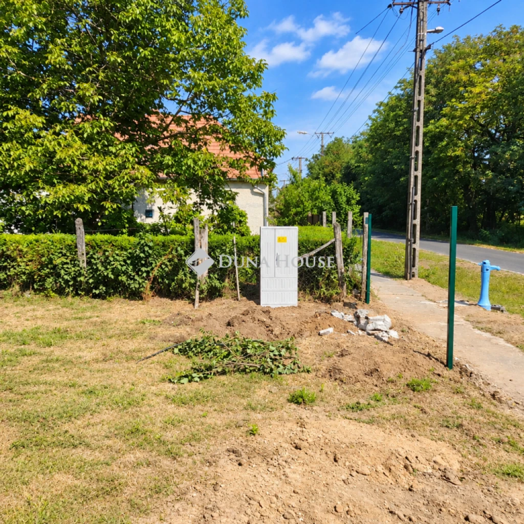Eladó telek, Lovászpatona