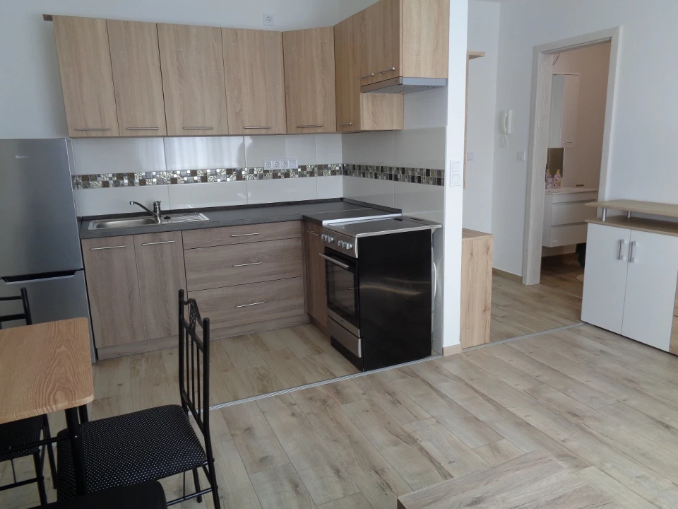 Kiadó téglalakás, Érd