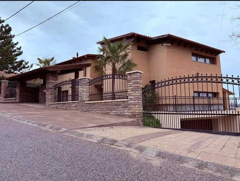 Eladó villa, kastély, Diósd